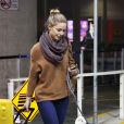 Melissa Benoist arrive avec son chien à l'aéroport de Vancouver, le 27 novembre 2016.