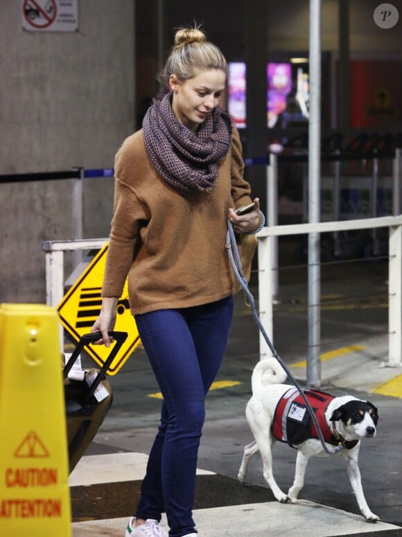 Melissa Benoist arrive avec son chien à l'aéroport de Vancouver, le 27 novembre 2016.