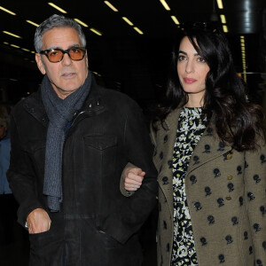 George Clooney et sa femme Amal arrivent à Londres par l'Eurostar le 26 février 2017.