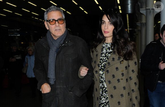 George Clooney et sa femme Amal arrivent à Londres par l'Eurostar le 26 février 2017.
