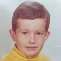 Reconnaissez-vous cet adorable enfant devenu animateur et coach à la télé ?