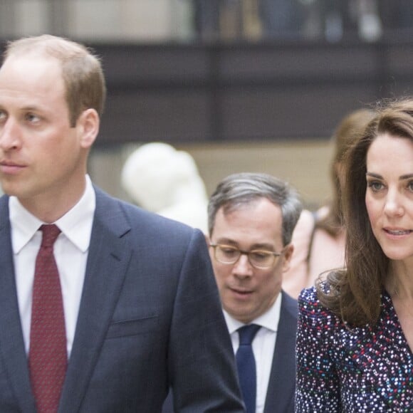 Le prince William, duc de Cambridge et Kate Middleton, duchesse de Cambridge visitent la galerie des impressionnistes au musée d'Orsay à Paris le 18 mars 2017.