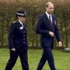 Le prince William, duc de Cambridge marche avec la cheffe de la police de Staffordshire Jane Sawyers après avoir déposé une gerbe de fleurs au mémorial de la police lors de sa visite à Alrewas, le 29 mars 2017.