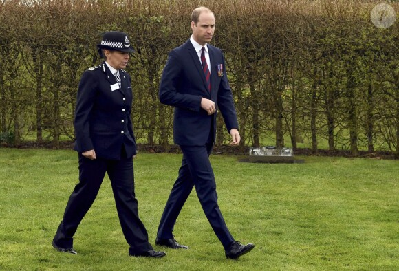 Le prince William, duc de Cambridge marche avec la cheffe de la police de Staffordshire Jane Sawyers après avoir déposé une gerbe de fleurs au mémorial de la police lors de sa visite à Alrewas, le 29 mars 2017.