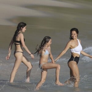 Semi-exclusif - Brooke Burke en vacances avec ses enfants, ses filles Sierra Sky Fisher et Heaven Rain Charvet et son fils Shaya Braven Charvet sur la plage de Shell beach à Gustavia, Saint-Barthélémy, Antilles française, France, le 29 mars 2017. © Agence/Bestimage