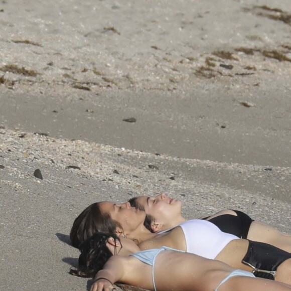 Semi-exclusif - Brooke Burke en vacances avec ses enfants, ses filles Sierra Sky Fisher et Heaven Rain Charvet et son fils Shaya Braven Charvet sur la plage de Shell beach à Gustavia, Saint-Barthélémy, Antilles française, France, le 29 mars 2017. © Agence/Bestimage