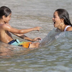 Semi-exclusif - Brooke Burke en vacances avec ses enfants, ses filles Sierra Sky Fisher et Heaven Rain Charvet et son fils Shaya Braven Charvet sur la plage de Shell beach à Gustavia, Saint-Barthélémy, Antilles française, France, le 29 mars 2017. © Agence/Bestimage