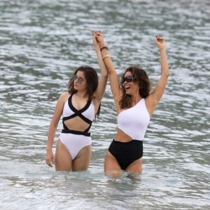 Semi-exclusif - Brooke Burke en vacances avec ses enfants, ses filles Sierra Sky Fisher et Heaven Rain Charvet et son fils Shaya Braven Charvet sur la plage de Shell beach à Gustavia, Saint-Barthélémy, Antilles française, France, le 29 mars 2017. © Agence/Bestimage