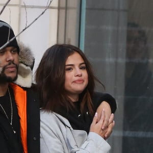 Selena Gomez et son compagnon The Weeknd (Abel Tesfaye) font du shopping en amoureux sur Bloor Street à Toronto, le 16 mars 2017.