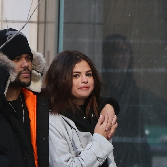 Selena Gomez et son compagnon The Weeknd (Abel Tesfaye) font du shopping en amoureux sur Bloor Street à Toronto, le 16 mars 2017.