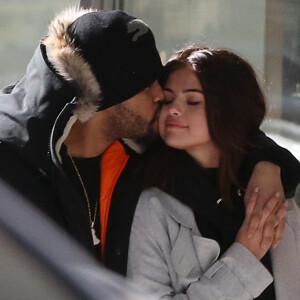 Selena Gomez et son compagnon The Weeknd (Abel Tesfaye) font du shopping en amoureux sur Bloor Street à Toronto, le 16 mars 2017.