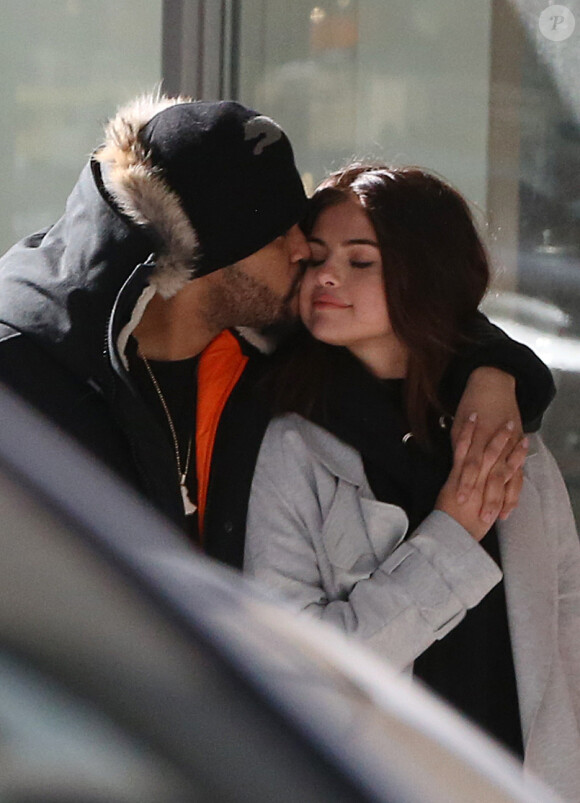 Selena Gomez et son compagnon The Weeknd (Abel Tesfaye) font du shopping en amoureux sur Bloor Street à Toronto, le 16 mars 2017.