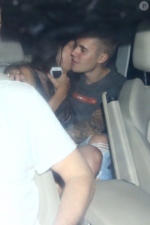 Justin Bieber quitte l'hôtel Fasano en limousine avec la belle Luciana Chamone à Rio de Janeiro, le 30 mars 2017