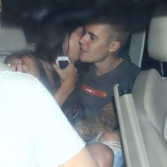 Justin Bieber quitte l'hôtel Fasano en limousine avec la belle Luciana Chamone à Rio de Janeiro, le 30 mars 2017