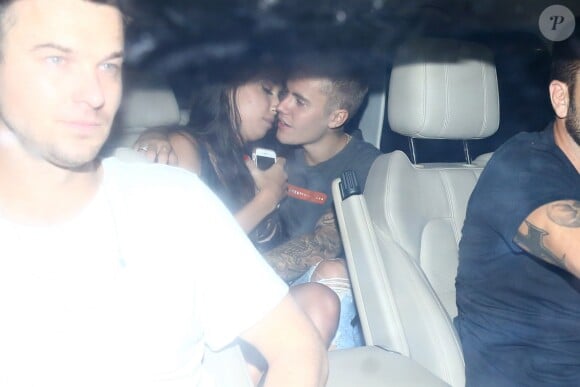 Justin Bieber quitte l'hôtel Fasano en limousine avec la belle Luciana Chamone à Rio de Janeiro, le 30 mars 2017