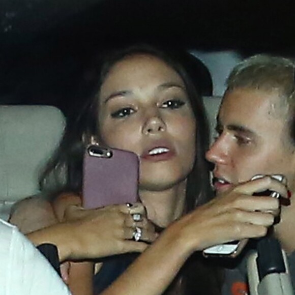 Justin Bieber quitte l'hôtel Fasano en limousine avec la belle Luciana Chamone à Rio de Janeiro, le 30 mars 2017