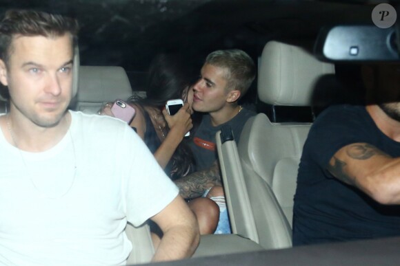 Justin Bieber quitte l'hôtel Fasano en limousine avec la belle Luciana Chamone à Rio de Janeiro, le 30 mars 2017