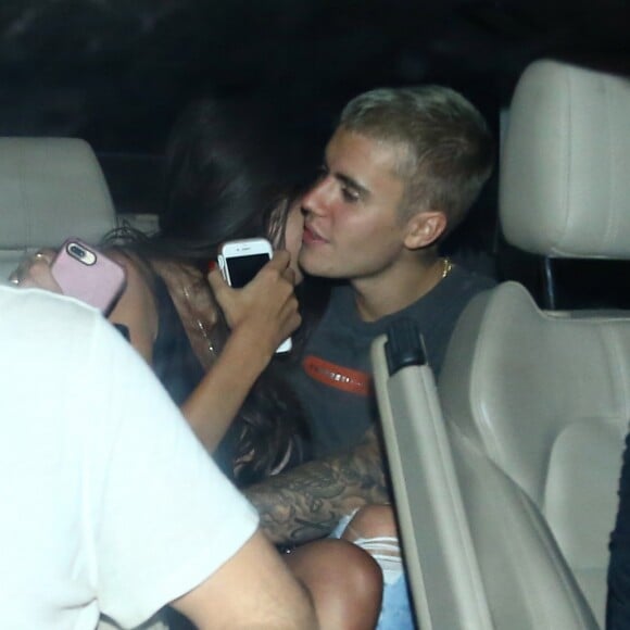 Justin Bieber quitte l'hôtel Fasano en limousine avec la belle Luciana Chamone à Rio de Janeiro, le 30 mars 2017