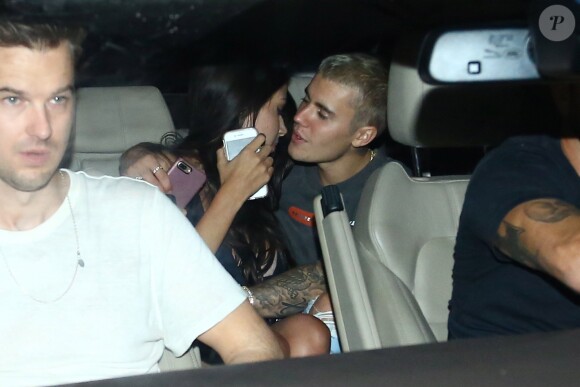 Justin Bieber quitte l'hôtel Fasano en limousine avec la belle Luciana Chamone à Rio de Janeiro, le 30 mars 2017