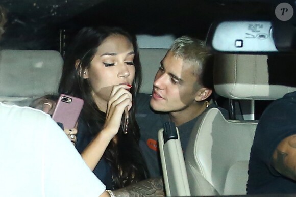 Justin Bieber quitte l'hôtel Fasano en limousine avec la belle Luciana Chamone à Rio de Janeiro, le 30 mars 2017