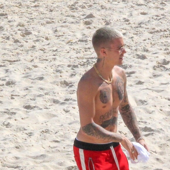 Justin Bieber sur la plage au Brésil, le 29 mars 2017