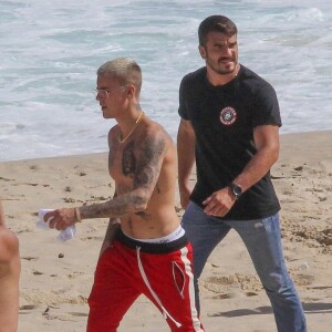 Justin Bieber sur la plage au Brésil, le 29 mars 2017