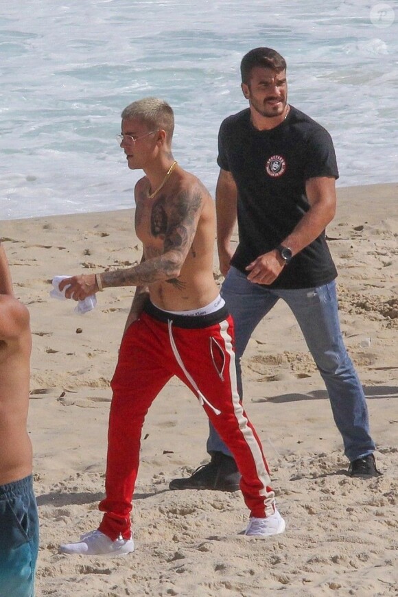 Justin Bieber sur la plage au Brésil, le 29 mars 2017