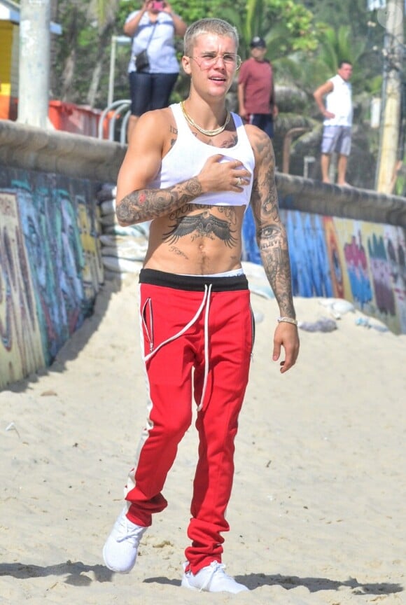 Justin Bieber sur la plage au Brésil, le 29 mars 2017