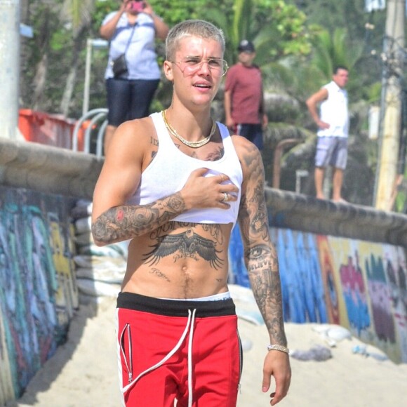 Justin Bieber sur la plage au Brésil, le 29 mars 2017