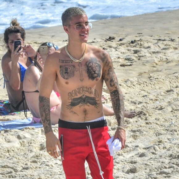 Justin Bieber sur la plage au Brésil, le 29 mars 2017