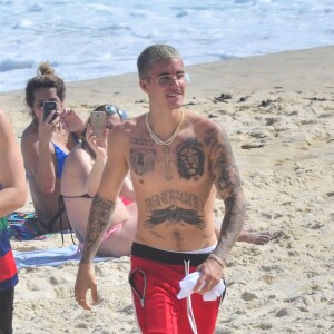 Justin Bieber sur la plage au Brésil, le 29 mars 2017