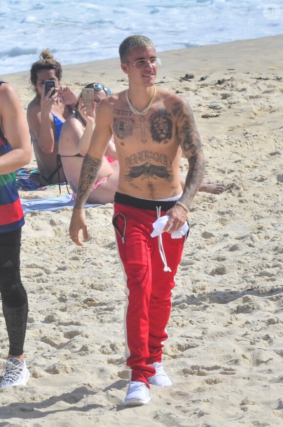 Justin Bieber sur la plage au Brésil, le 29 mars 2017