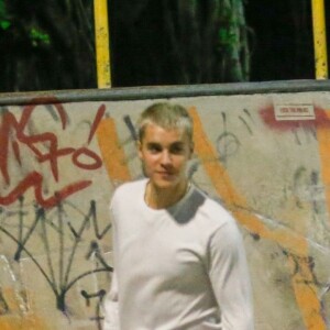 Justin Bieber fait du skatebord aux alentours de minuit à Rio de Janeoiro où il vient de donner trois heures de concert, le 29 mars 2017