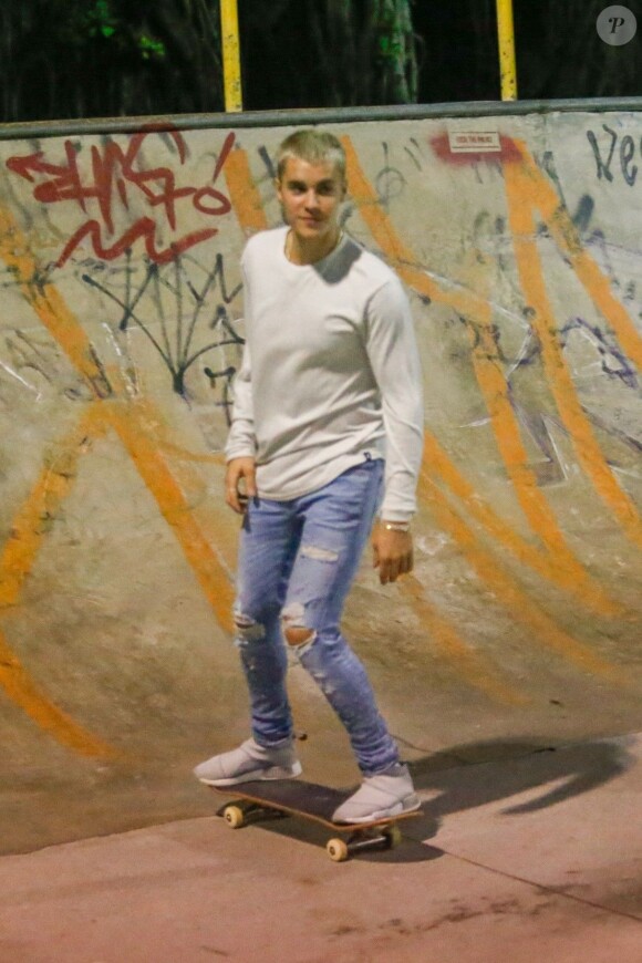 Justin Bieber fait du skatebord aux alentours de minuit à Rio de Janeoiro où il vient de donner trois heures de concert, le 29 mars 2017