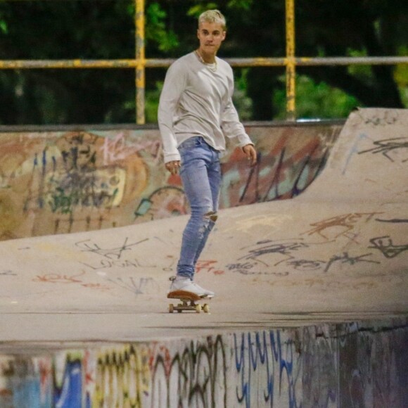 Justin Bieber fait du skatebord aux alentours de minuit à Rio de Janeoiro où il vient de donner trois heures de concert, le 29 mars 2017