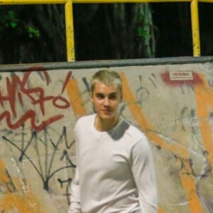 Justin Bieber fait du skatebord aux alentours de minuit à Rio de Janeoiro où il vient de donner trois heures de concert, le 29 mars 2017