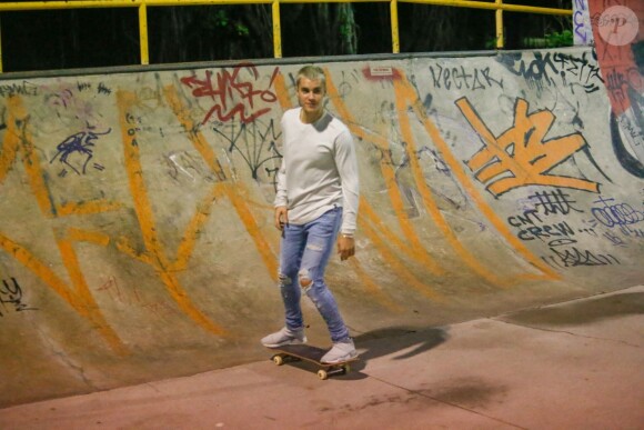 Justin Bieber fait du skatebord aux alentours de minuit à Rio de Janeoiro où il vient de donner trois heures de concert, le 29 mars 2017