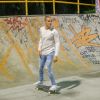 Justin Bieber fait du skatebord aux alentours de minuit à Rio de Janeoiro où il vient de donner trois heures de concert, le 29 mars 2017