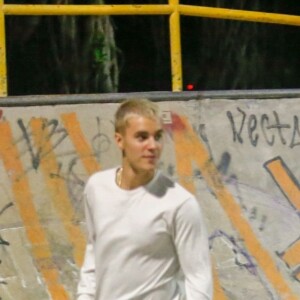 Justin Bieber fait du skatebord aux alentours de minuit à Rio de Janeoiro où il vient de donner trois heures de concert, le 29 mars 2017