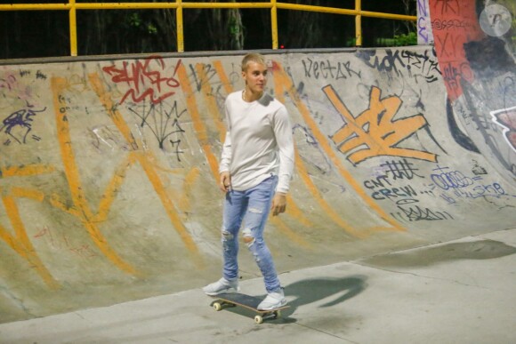 Justin Bieber fait du skatebord aux alentours de minuit à Rio de Janeoiro où il vient de donner trois heures de concert, le 29 mars 2017
