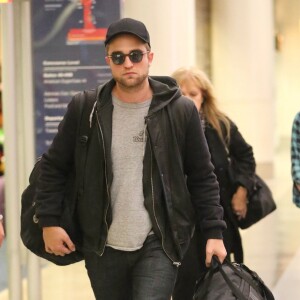 Robert Pattinson et Kristen Stewart arrivent a l'aeroport de Los Angeles le 26 Novembre 2012.