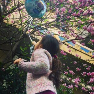 Valérie Bègue partage une photo avec la première photo de sa fille Jazz sur Instagram. Mars 2017.