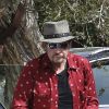 Johnny Hallyday arrive avec sa chienne Cheyenne pour aller déjeuner avec ses amis, P. Rambaldi et le musicien J.C. Sindres au restaurant Nobu dans le quartier de Malibu à Los Angeles, Californie, Etats-Unis, le 2 avril 2017