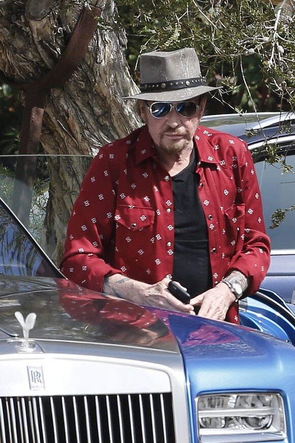 Johnny Hallyday arrive avec sa chienne Cheyenne pour aller déjeuner avec ses amis, P. Rambaldi et le musicien J.C. Sindres au restaurant Nobu dans le quartier de Malibu à Los Angeles, Californie, Etats-Unis, le 2 avril 2017