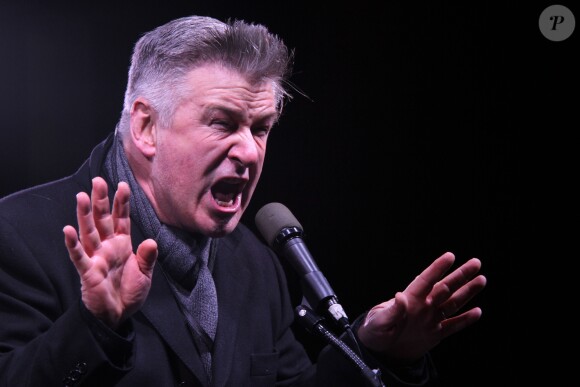 Alec Baldwin. à la tribune lors du rassemblement anti-Trump "We Stand United" devant le Trump International Hotel & Tower à New York, le 19 janvier 2017. © Bruce Cotler-Globe Photos via Zuma Press/Bestimage