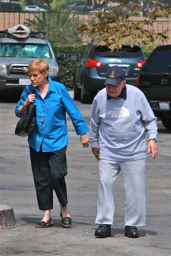 Don Rickles et sa femme Barbara se rendent chez un marchand de glaces à Malibu, le 13 septembre 2013.