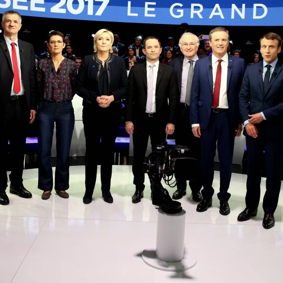 Jean-Luc Mélenchon, candidat à l'élection présidentielle de la "France Soumise", François Fillon candidat à l'élection présidentielle du parti ''Les Républicains" (LR), Jean Lassalle, candidat à l'élection présidentielle indépendant, Nathalie Arthaud, candidate à l'élection présidentielle du Lutte Ouvrière (LO), Marine Le Pen, candidate à l'élection présidentielle du Front National (FN), Benoît Hamon, candidat à l'élection présidentielle du Parti Socialiste (PS), Jacques Cheminade, candidat à l'élection présidentielle de Solidarité et progrès (SP), Nicolas Dupont-Aignan, candidat à l'élection présidentielle de Debout la France (DLF), Emmanuel Macron, candidat à l'élection présidentielle de En Marche! et François Asselineau, candidat à l'élection présidentielle d'Union Populaire Républicaine (UPR) sur le plateau du ''Grand Débat'' des 11 candidats à l'élection présidentielle organisé par les chaînes de télévision BFM TV et CNews, à La Plaine-Saint-Denis, le 4 avril 2017. © Dominique Jacovides/Bestimage
