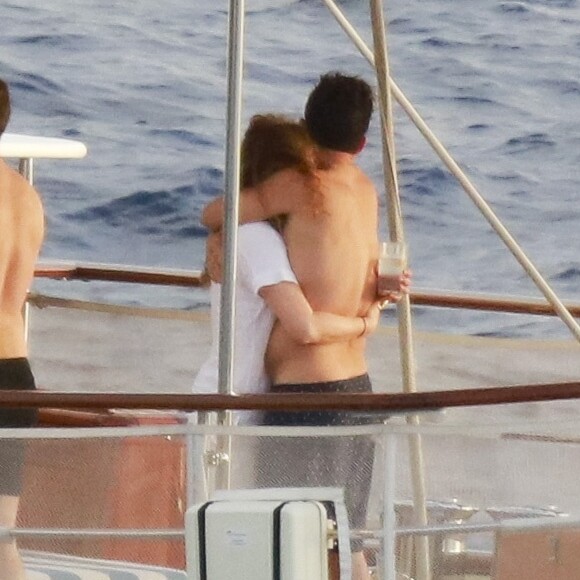 Semi-Exclusif - Orlando Bloom en yacht avec des amis lors de ses vacances à Saint-Barthélemy, le 19 mars 2017.