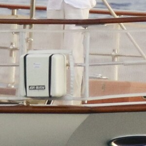 Semi-Exclusif - Orlando Bloom en yacht avec des amis lors de ses vacances à Saint-Barthélemy, le 19 mars 2017.