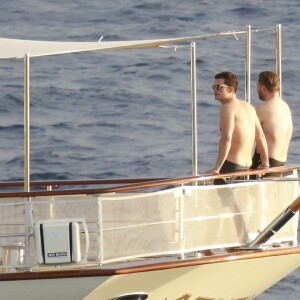 Semi-Exclusif - Orlando Bloom en yacht avec des amis lors de ses vacances à Saint-Barthélemy, le 19 mars 2017.